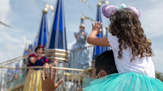 Guests waving to Snow White at Magic Kingdom Park