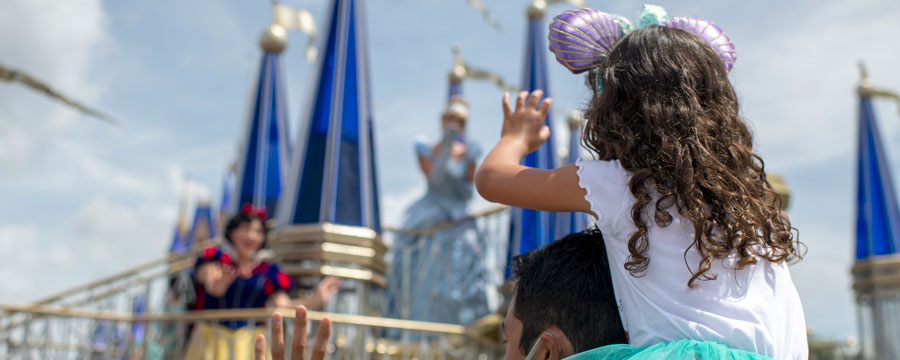 Guests waving to Snow White at Magic Kingdom Park